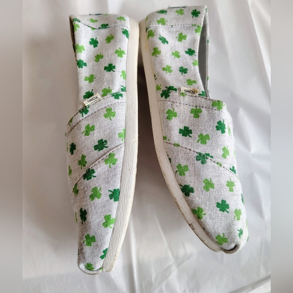 TOMS Shamrock Clover Slip On Shoes - Picture 6 of 7